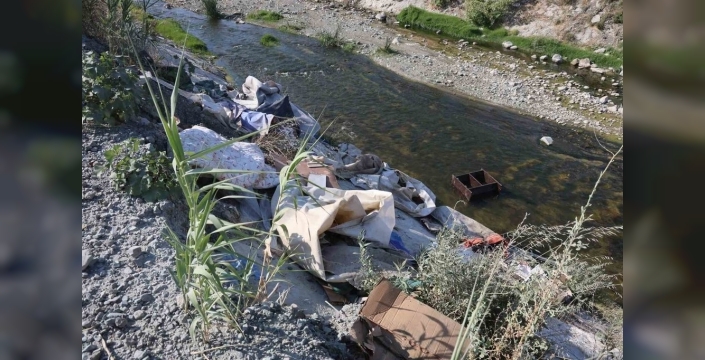 Doğanın gözyaşları kameralarda: Hatay'da dereye kamyon dolusu ihanet!