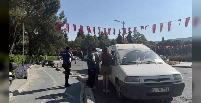 Ehliyetsiz sürücü kaza yaptı, motosikletli yaralandı