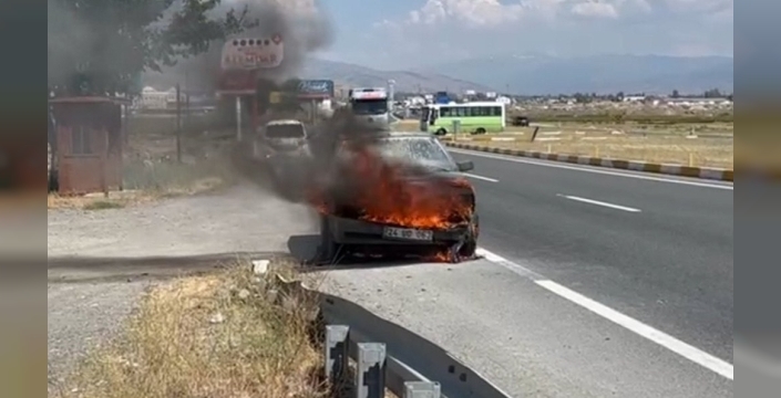 Erzincan''da otomobil alev topuna döndü: Sürücünün sigarası dikkatlerden kaçmadı