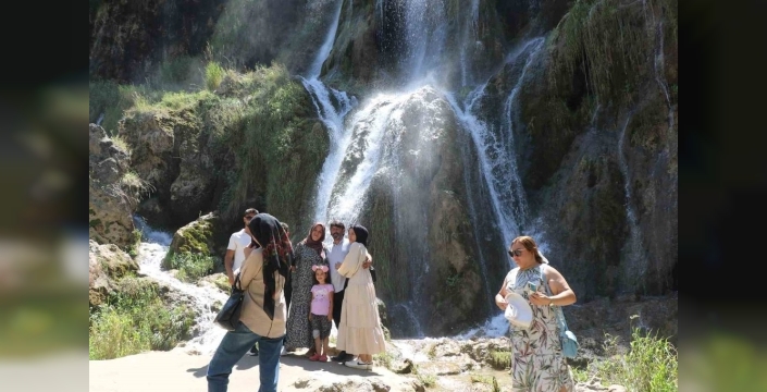 Erzincan'ın buz gibi şelalesi, bunaltıcı sıcağa karşı tek sığınak!