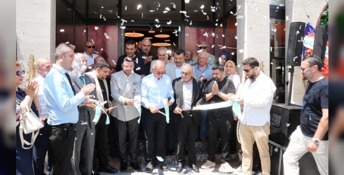Eski bakanın restoran açılışında dikkat çeken çağrı: Yoksulları geri çevirmeyin