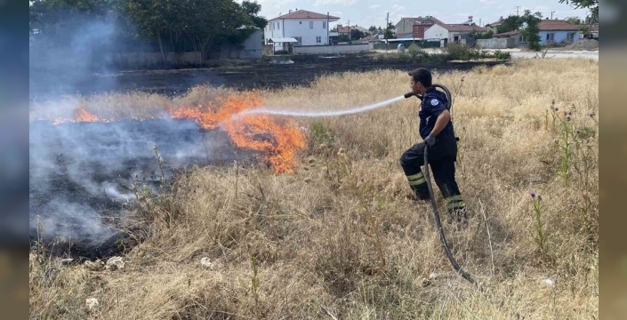 Eskişehir'de mahallede peş peşe çıkan iki yangın paniğe neden oldu