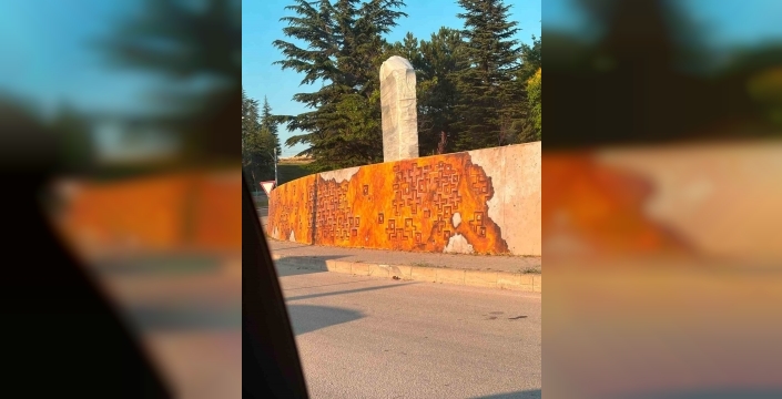 Eskişehir'de park duvarlarındaki haç figürlerine sert tepki