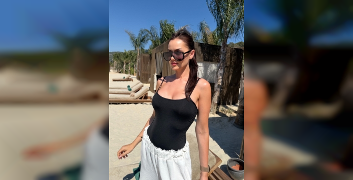 Fahriye Evcen'in plaj pozları sosyal medyada büyük ilgi gördü