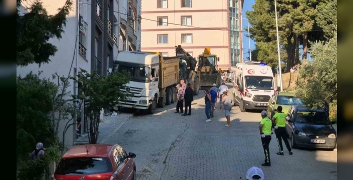 Freni boşalan kamyon eve çarptı, mahalle sakinleri panik içinde deprem oluyor sandı