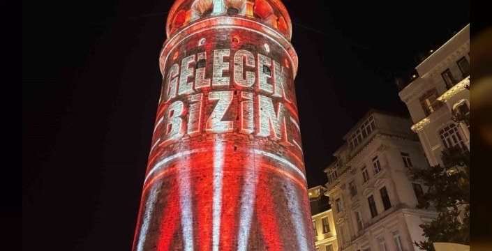 Galata Kulesi, 15 Temmuz ruhunu ışıklarla anlatıyor: 'İrade Bizim, Zafer Bizim' gösterisi