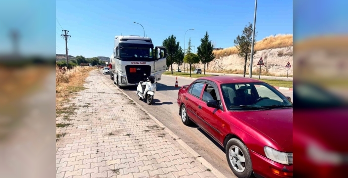 Gaz yüklü tır dehşet saçtı: otomobil ezildi, sürücü ağır yaralı!