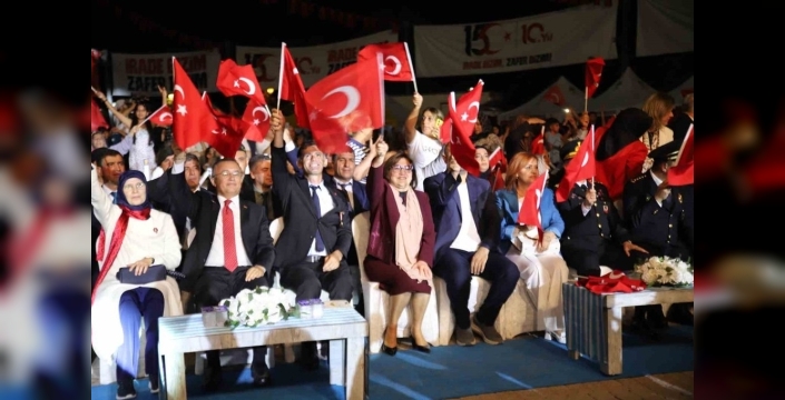 Gaziantep'te 15 Temmuz ruhu yeniden canlandı: Binler meydanları doldurdu