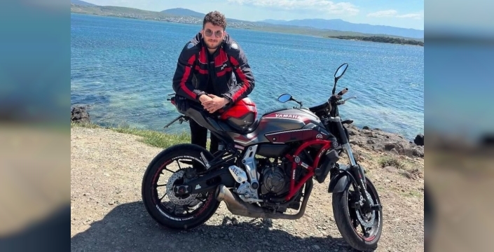 Genç motosiklet eğitmeni, Aliağa'da bariyerlere çarparak can verdi: Sevenleri yasta