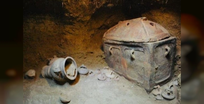 Girit'te çiftçinin aracı, 3400 yıllık antik mezarı gün yüzüne çıkardı
