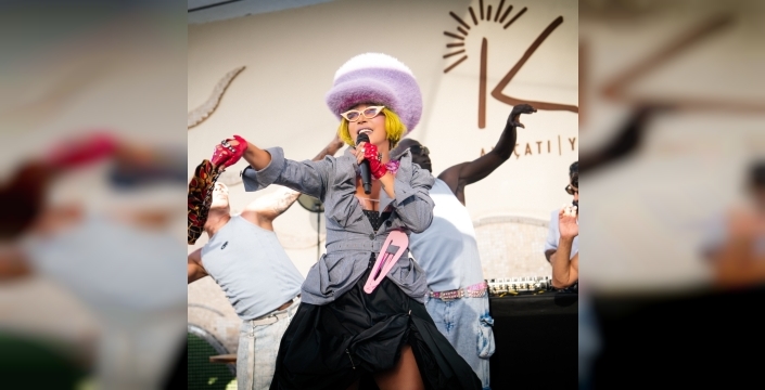 Hande Yener, Bodrum konserinde sıcak havaya rağmen iddialı kombiniyle dikkat çekti
