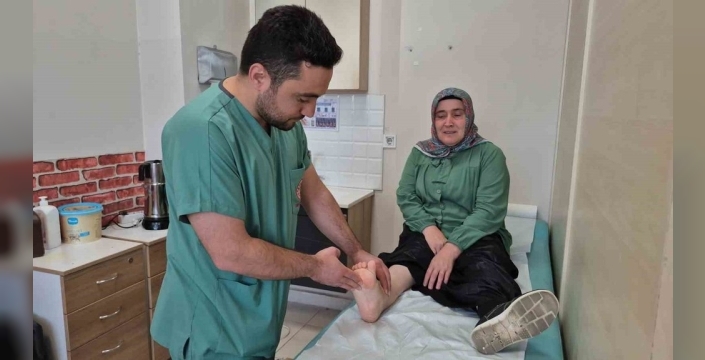 Hayat boyu ayakkabı giyemeyen Melek Kandil, ilk kez giydi ve gözyaşlarına boğuldu