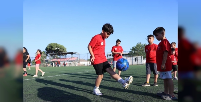 İncirliova'da yaz tatili sporla şenleniyor: 300 çocuk sahaya indi!
