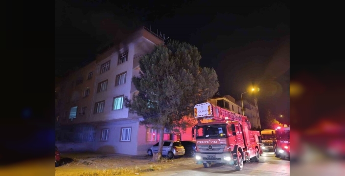 İnegöl’de gece yarısı mutfak yangını: Buzdolabı alev aldı, panik yaşandı