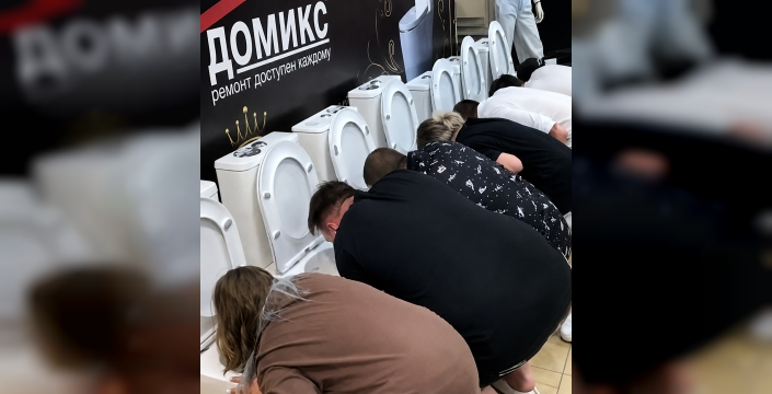 İnsanın onurunu zedeleyen reklam: 52 bin TL için klozette içecek yarışı!