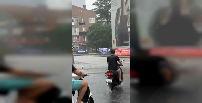 İstanbul'u vuran sağanak felç etti: Yollar göle döndü, araçlar mahsur kaldı!