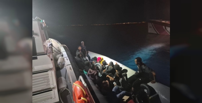 İzmir açıklarında lastik botla kaçak göçmenler yakalandı