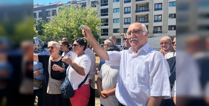 İzmir'de kentsel dönüşüm mağdurları ellerinde anahtarla isyan etti: 'Sözler tutulmadı, evlerimiz ortada kaldı!