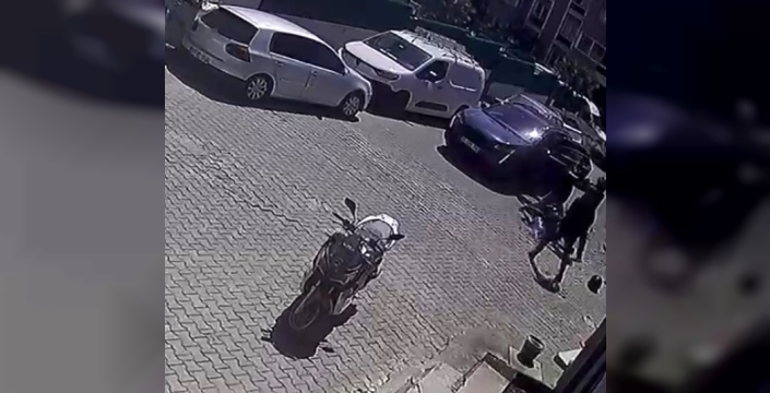İzmir'de motosikletliye saldıran sürücü yakalandı, ceza yağdı