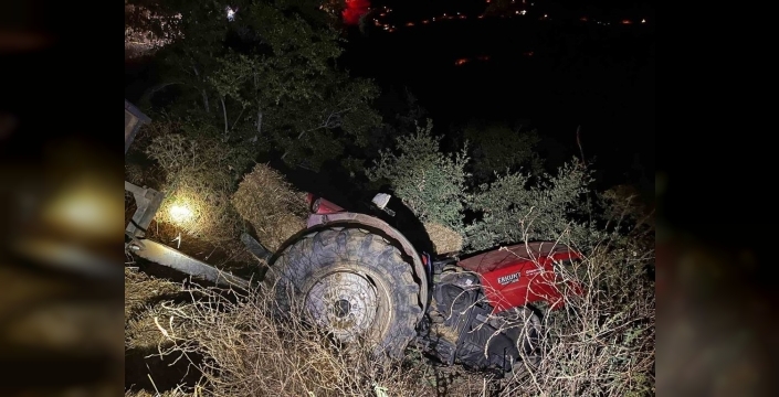 İzmir'de saman yüklü traktör devrildi: Sürücü hastaneye giderken can verdi