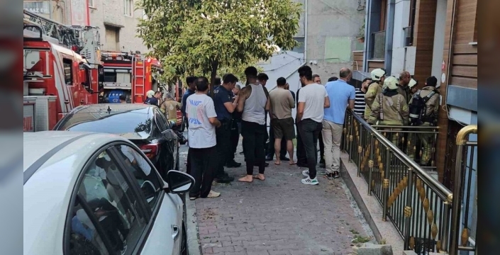 Kağıthane'de nefes kesen kurtarma: Dumanlar içindeki binadan 7 kişi sağ salim çıkarıldı