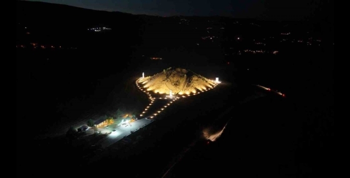 Karakuş Tümülüsü, gece ziyaretçilere kapılarını açtı