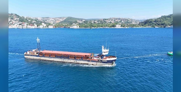 Karasu'da karaya oturan dev gemi, İstanbul Boğazı'ndan geçerek Aliağa'ya ulaştı