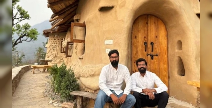 Kardeşler, doğayla bütünleşmek için çamurdan ev inşa etti