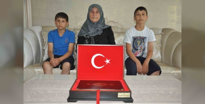 Kars'ta bayrak sevgisi kuşaktan kuşağa aktarıldı