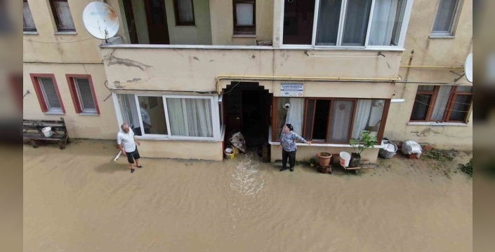 Kastamonu'da sağanak felakete yol açtı: 12 kişi kurtarıldı, köyler karayoluna kapandı