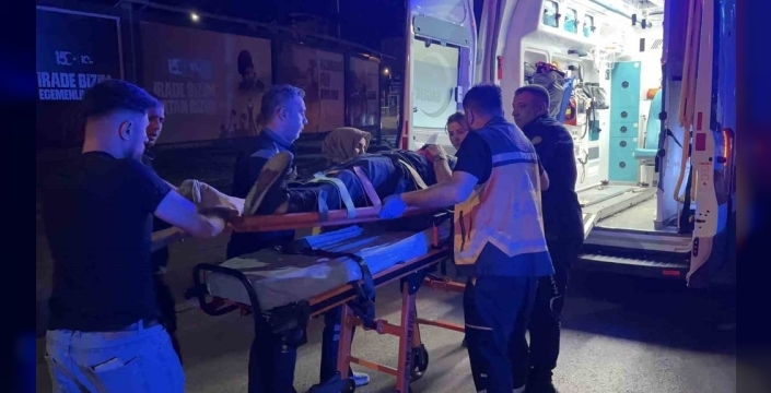 Kayseri'de virajı alamayan SUV, aydınlatma direğini sökerek kazaya neden oldu