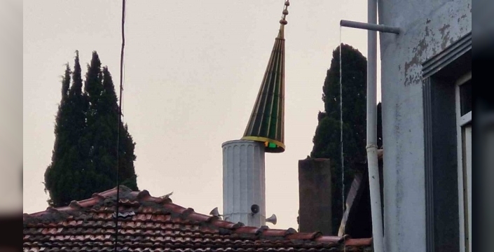 Kırkağaç’ı vuran fırtına cami minaresini devirdi, sokaklar göle döndü: Can kaybı olmaması teselli kaynağı