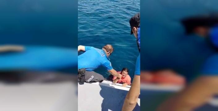 Kuşadası'nda denizde kaybolan kadını deniz polisi kurtardı