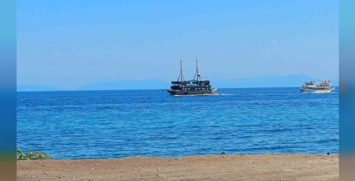 Kuşadası'nda tekne turları tatilcileri mest ediyor