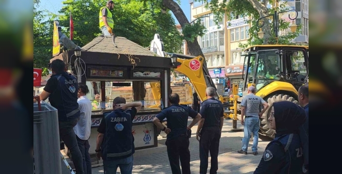 Kütahya'da mısır büfesi krizi: Esnaf çatıya zincirlenerek direndi