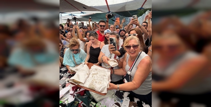 Mahmut Orhan, Alaçatı pazarında unutulmaz bir performans sergiledi