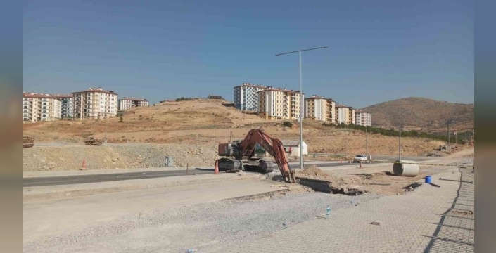 Malatya'da yol çalışması kabusa döndü: 2 işçi toprak yığını altında kaldı
