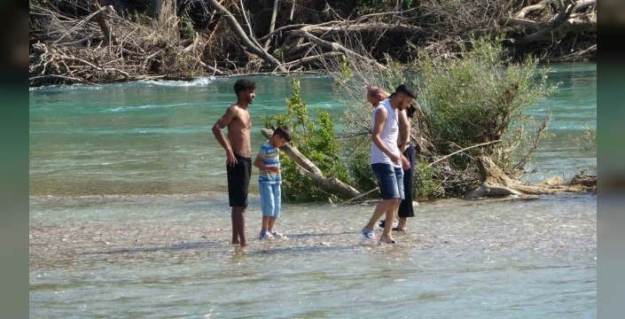Manavgat'ta ırmak ortasında mahsur kalanları kurtarma operasyonu: 1'i çocuk 4 kişi botla kurtarıldı
