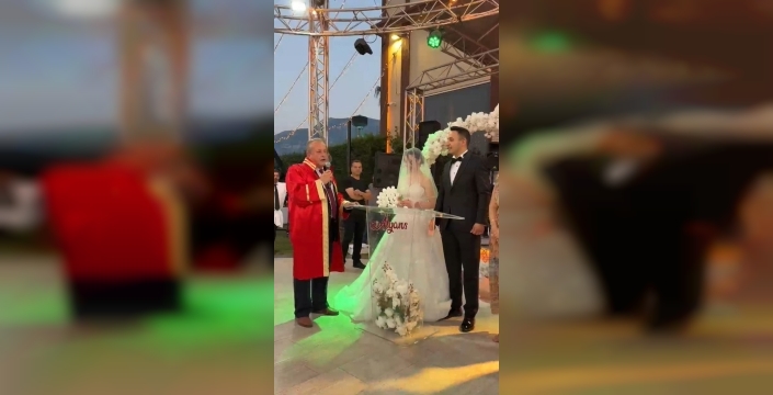 Manisa'da damada şaka gibi nikah: Davetliler kahkahaya boğuldu