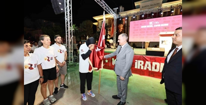 Manisa sokaklarında yankılanan milli ruh: Ay yıldızlı sancak elden ele!