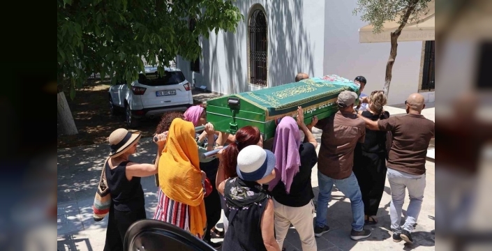 Muğla'da hayatını kaybeden kadının cenazesi, kadınlar tarafından taşındı