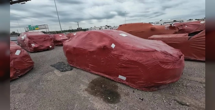 Oklahoma'da Kırmızı Örtü Altında Gizemli Araçlar: Dokunana Ağır Ceza!