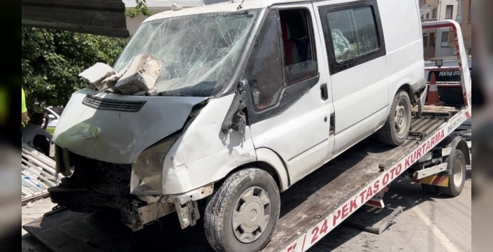 Osmaniye'de minibüs kıraathaneye daldı: 1 ölü, 3 yaralı