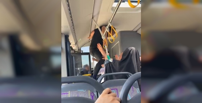 Otobüste dehşet anları: Yolcuların gözü önünde kavga çıktı, çocuklar korkudan ağladı
