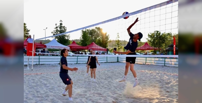 Plaj voleybolunda şampiyonlar belli oldu: Gölpark Fest'te nefes kesen finaller