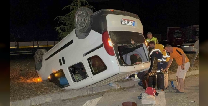 Samsun'da gece yarısı dehşeti: Hafif ticari araç takla attı, 5 kişi yaralandı