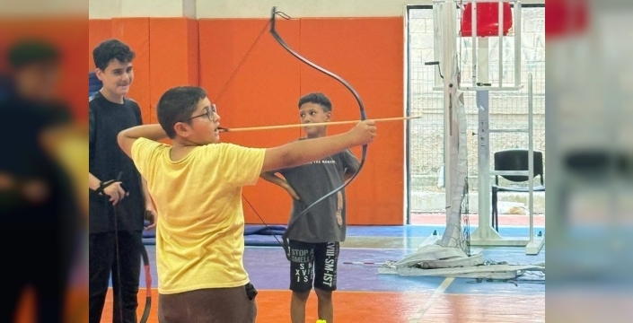 Sarıgöllü gençlerden ata sporu atağı: Okçulukta hedef tam 12'den
