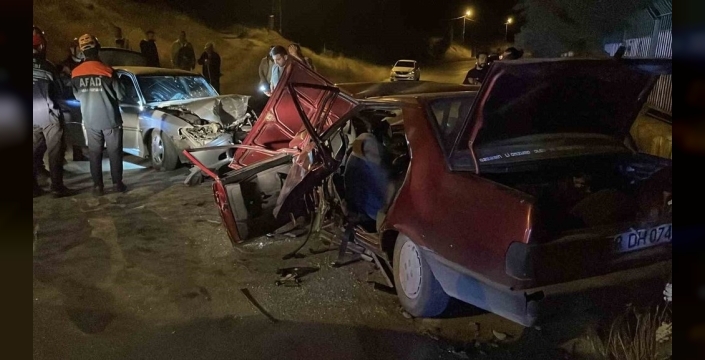 Sivas’ta korkunç kafa kafaya çarpışma: 6 kişi yaralandı!
