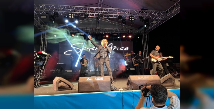 Soner Arıca, Fatsa'da ilk sahnesinde hem annesini hem de Kadir İnanır'ı anarak gözyaşlarına hakim olamadı