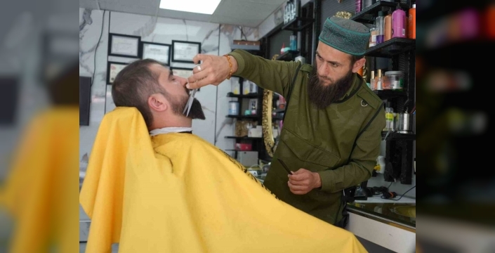 Takke ve sakalıyla sahneye çıktı, dünya şampiyonu olarak döndü!